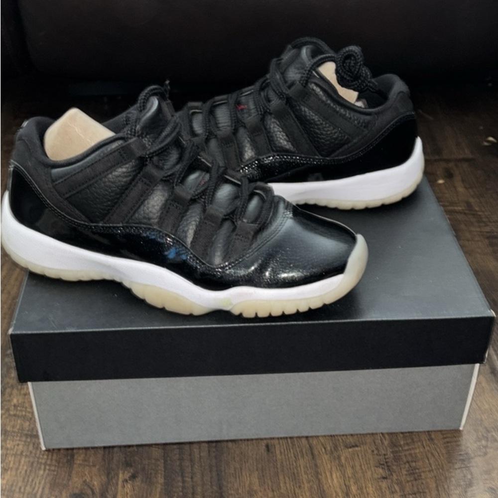Black Jordan 11